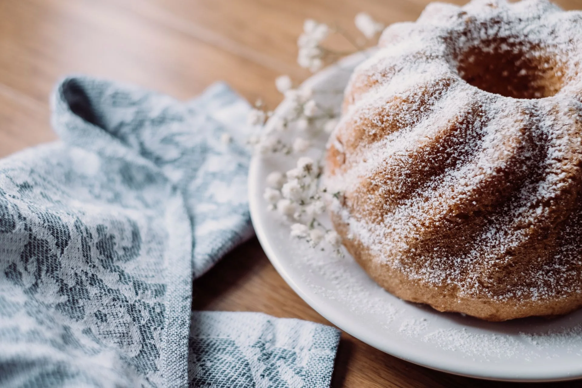 Babka piaskowa oprószona cukrem pudrem