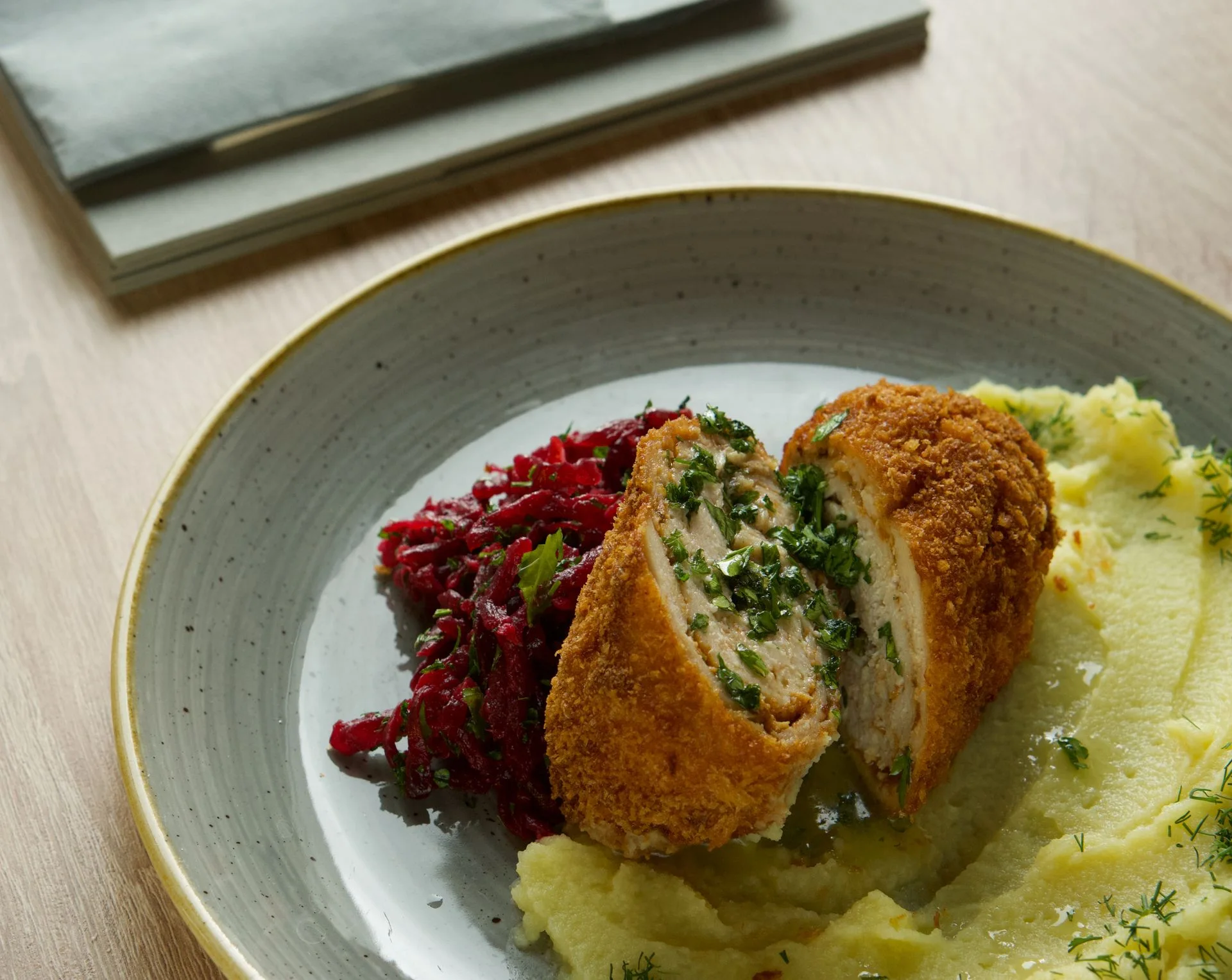 Kotlet de volaille z buraczkami i purée